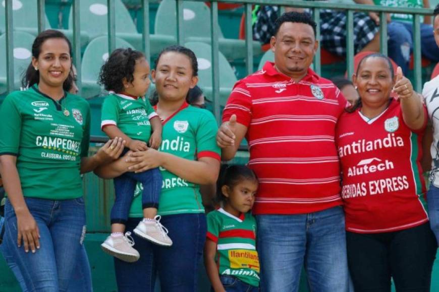 En familia llegaron los aficionados del Marathón para el partido contra el Honduras Progreso.