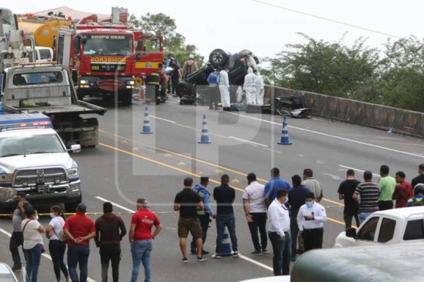 De acuerdo con las infomaciones, el automóvil Galoper de color verde en el que se trasladaban las víctimas hacia la ciudad de San Pedro Sula, impactó contra una rastra y el conductor perdió el control del mismo, lo que provocó que se volcara en plena carretera.