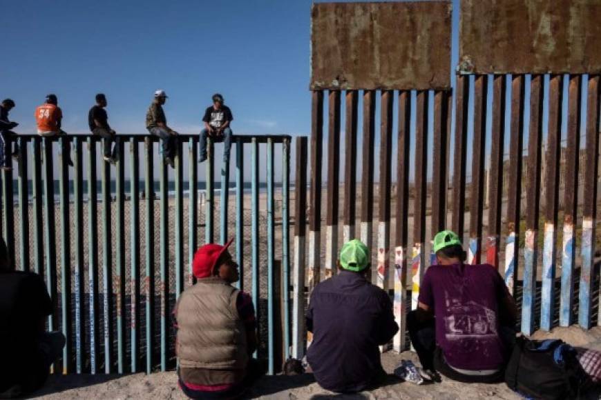 -- AFP PICTURES OF THE YEAR 2018 --<br/><br/>A group of migrants from poor Central American countries -mostly Hondurans- moving towards the United States in hopes of a better life, are seen near the U.S. border in Playas de Tijuana, Mexico, on November 13, 2018. - US Defence Secretary Jim Mattis said Tuesday he will visit the US-Mexico border, where thousands of active-duty soldiers have been deployed to help border police prepare for the arrival of a 'caravan' of migrants. (Photo by Guillermo Arias / AFP)