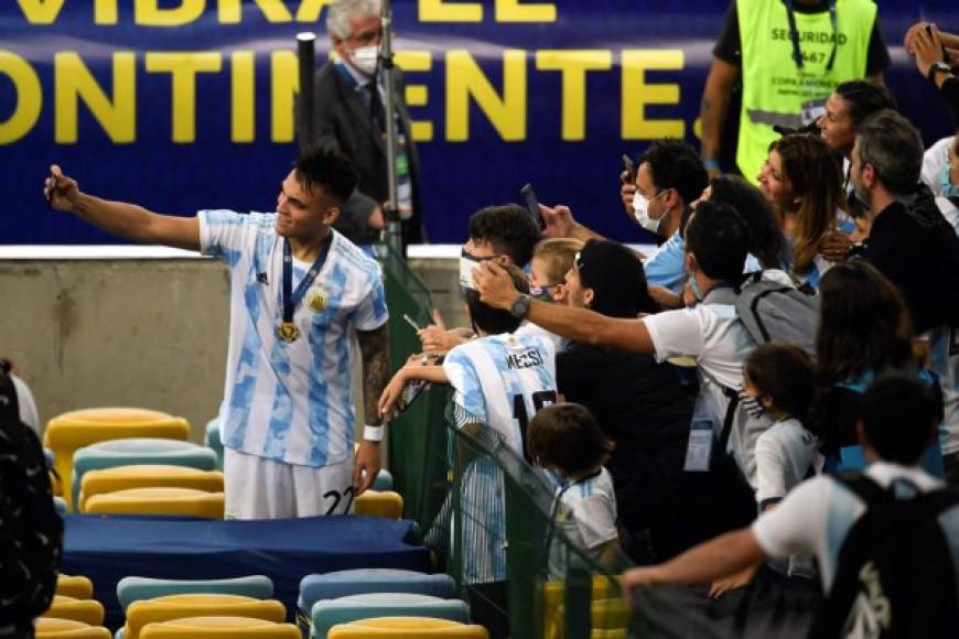 La selfie de Lautaro Martínez con algunos aficionados.