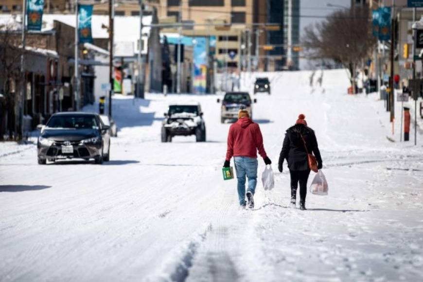 El fenómeno también ha ocasionado un descenso de las temperaturas que no se había visto en décadas en algunas partes del país, como Dallas, que ha registrado 5 grados Fahrenheit (-15 grados Celsius) y Oklahoma City -6 grados Fahrenheit (-21 grados Celsius). Ambas ciudades no habían vivido un frío similar desde 1989.<br/>