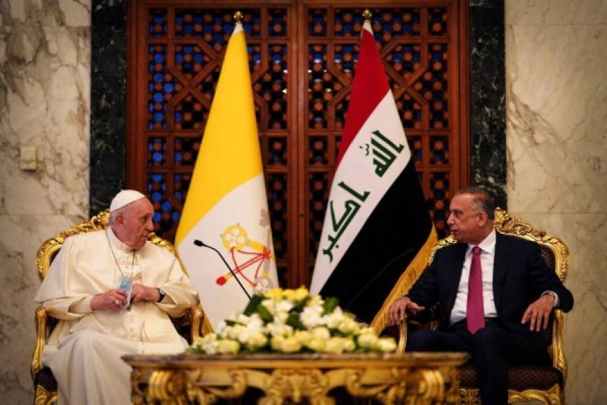 Francisco también se reunió con el primer ministro iraquí Mustafa al-Kadhemi.