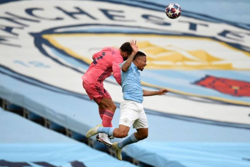 Dani Carvajal saltando por el balón con Gabriel Jesús.