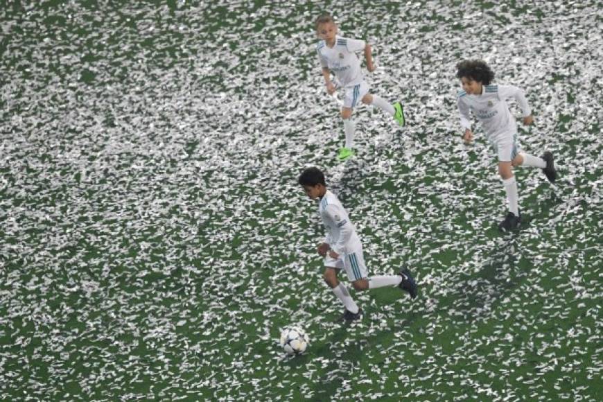 Los hijos de Cristiano Ronaldo, Luka Modric y Marcelo jugando en la cancha del Bernabéu.