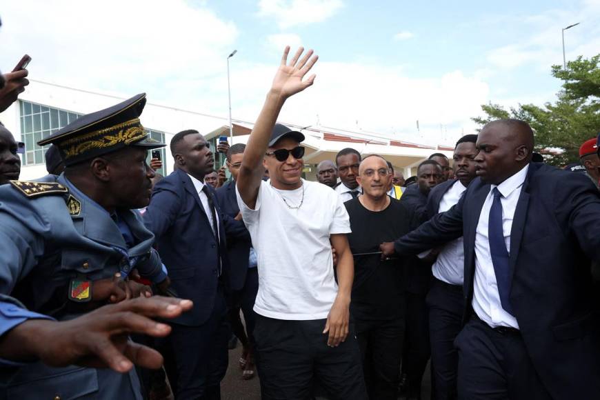 Kylian Mbappé se mostró contento por visitar Camerún, el país origen de su padre.