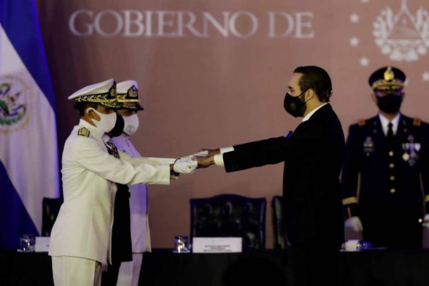 En la ceremonia, el presidente Bukele también agradeció a la Fuerza Armada por 'proteger a la patria de enemigos internos y externos'.