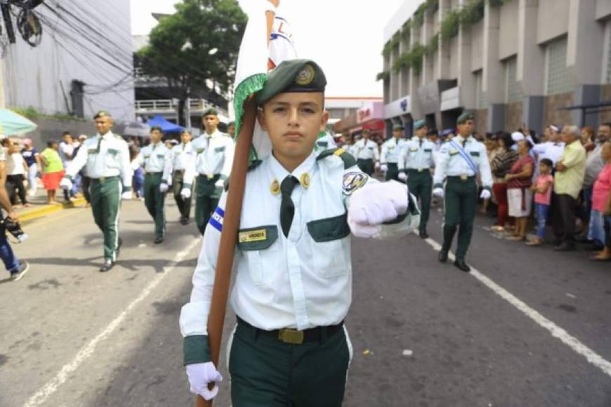 Un joven se viste de cadete durante los desfiles de San Pedro Sula.