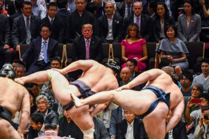 El magnate y la primera dama asistieron hoy a una competición de sumo en Tokio e incluso subieron a la arena de Ryogoku Kokugikan para entregar un premio, desatando los gritos entusiastas del público.