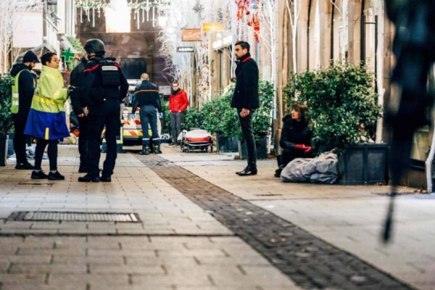 Los cuerpos de emergencia recuperaron los cuerpos de las víctimas del tiroteo en Estrasburgo.