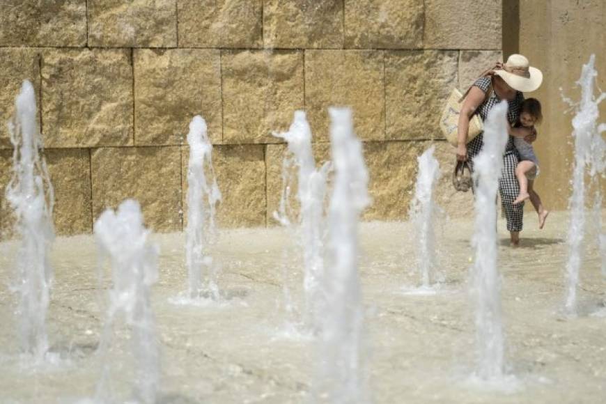 En cualquier caso, en Roma, Protección Civil ha repartido botellas de agua en las zonas de mayor concentración turística, como el Coliseo o los Foros Imperiales, mientras los visitantes aprovechan las numerosas fuentes para refrescarse.
