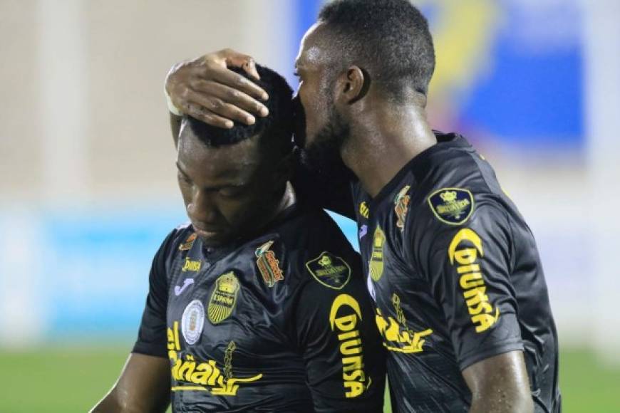 Darixon Vuelto marcó el gol del Real España en Choluteca y fue felicitado por Gerson Chávez con este cariñoso beso.