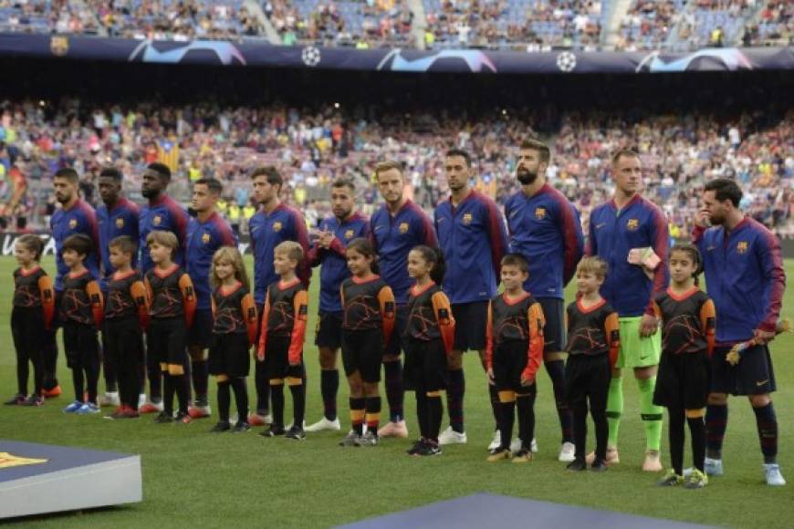 El Barcelona goleó 4-0 al PSV Eindhoven, con triplete de Leo Messi, este martes en la primera jornada de la Liga de Campeones, en un partido que los azulgrana dominaron de principio a fin.
