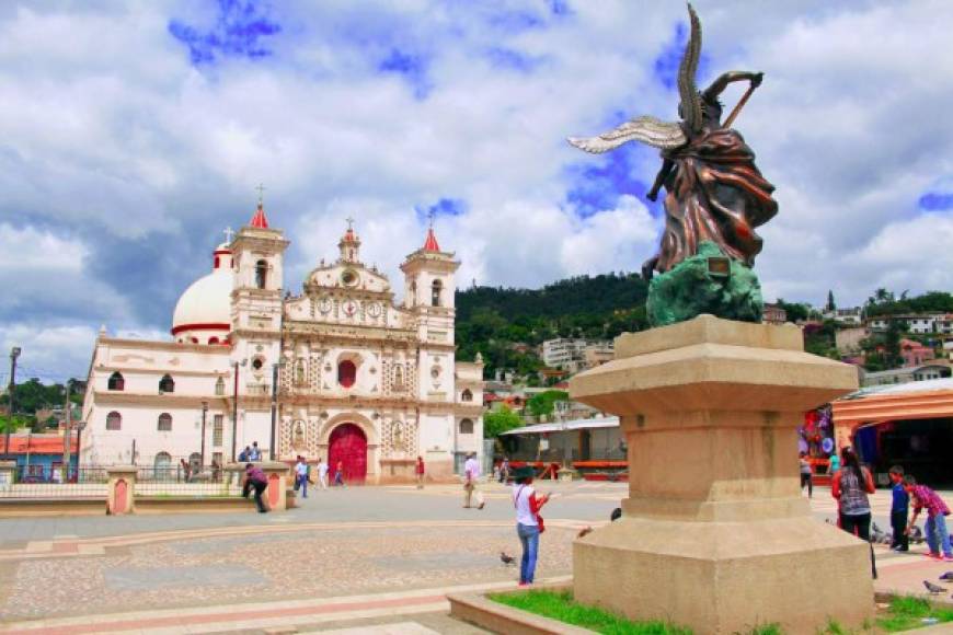 El centro histórico de Tegucigalpa es una joya oculta entre la ciudad capital, su valor es intangible y representa quizás el mejor potencial turístico para la ciudad de las minas. Este casco data de 1578 cuando los españoles llegaron a Tegucigalpa (Ojojona, Valle de Ángeles y Santa Ana)