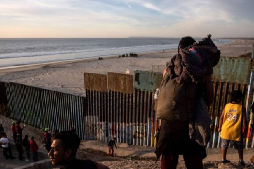 Los migrantes llegaron a la ciudad de Tijuana este martes por la mañana y de inmediato se trasladaron a la línea para comprobar que están a un paso de Estados Unidos.<br/>