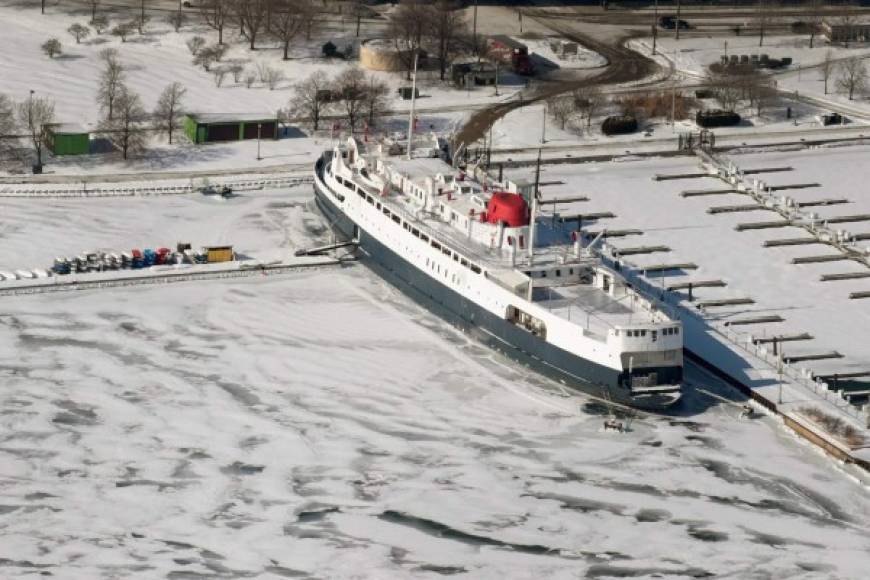 CHICAGO, ILLINOIS - JANUARY 31: Ice surrounds a ship along the shore of Lake Michigan near downtown as temperatures during the past two days have dipped to lows around -20 degrees on January 31, 2019 in Chicago, Illinois. Businesses and schools have closed, Amtrak has suspended service into the city, more than a thousand flights have been cancelled and mail delivery has been suspended as the city copes with record-setting low temperatures. Scott Olson/Getty Images/AFP<br/><br/>== FOR NEWSPAPERS, INTERNET, TELCOS & TELEVISION USE ONLY ==<br/><br/>