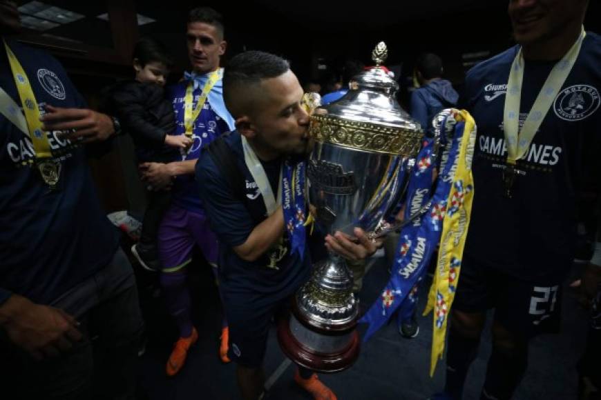 El beso de Omar Elvir a la Copa 16 del Motagua.