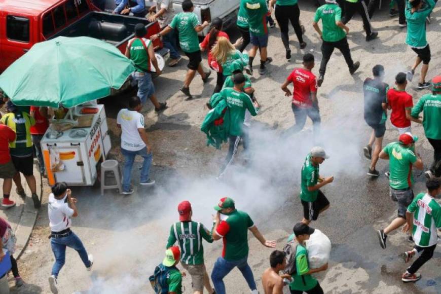 Antes del inicio del partido, aficionados del Marathón protagonizaron disturbios contra la Policía Nacional en las afueras del estadio Yankel Rosenthal.