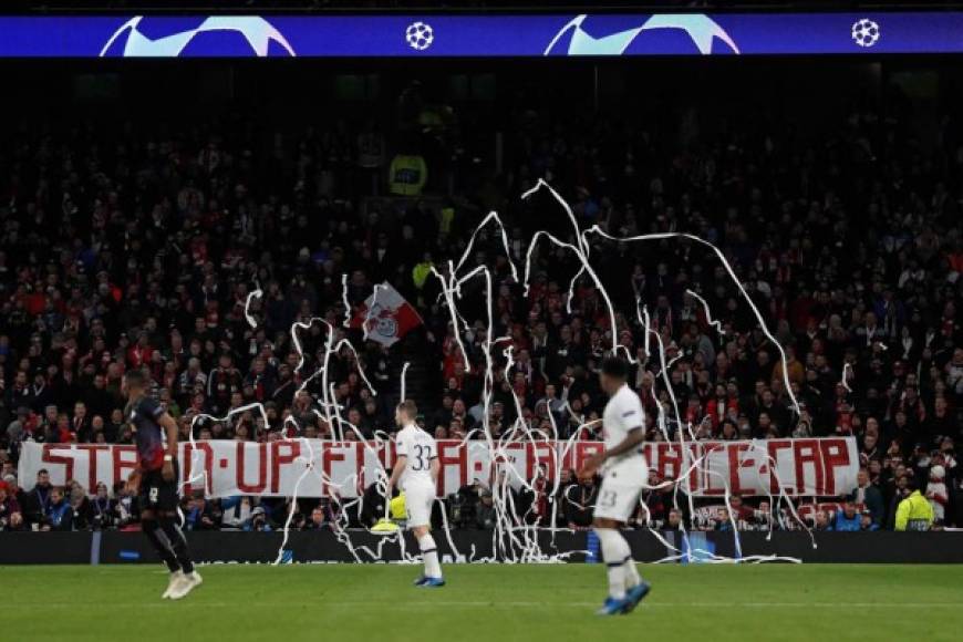 En la segunda mitad del partido, desde el sector de la grada donde se situaban los alemanes, comenzaron a llover rollos de papel higiénico hacia el terreno de juego en señal de protesta por el precio de los boletos. Foto AFP