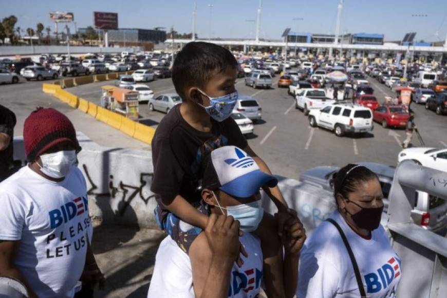 Migrants hold a demonstration demanding clearer United States migration policies, at San Ysidro crossing port in Tijuana, Baja California state, Mexico on March 2, 2021. - Thousands of migrants out of the Migrant Protection Protocol (MPP) program are stranded along the US-Mexico border without knowing when or how they will be able to start their migratory process with US authorities. (Photo by Guillermo Arias / AFP)