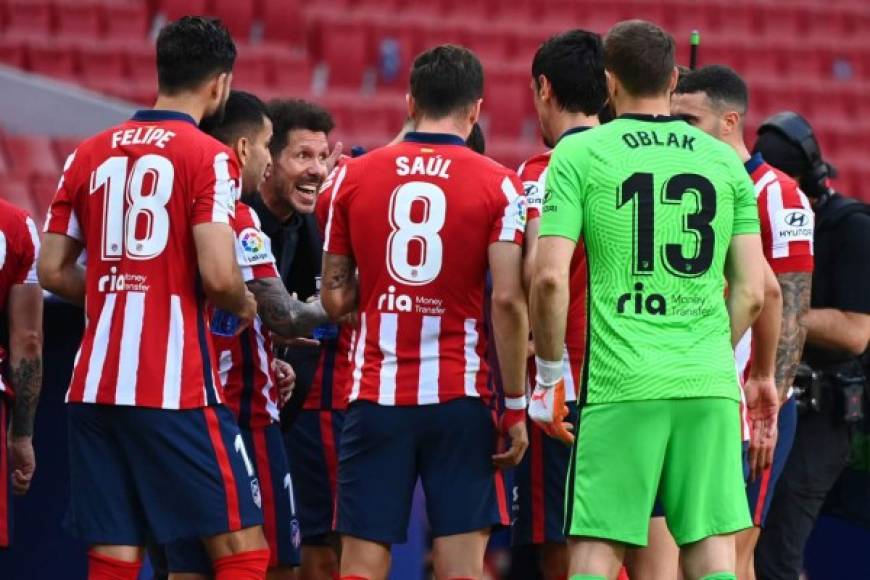 Diego Pablo Simeone dando indicaciones y alentando a sus jugadores en el duelo contra Osasuna.
