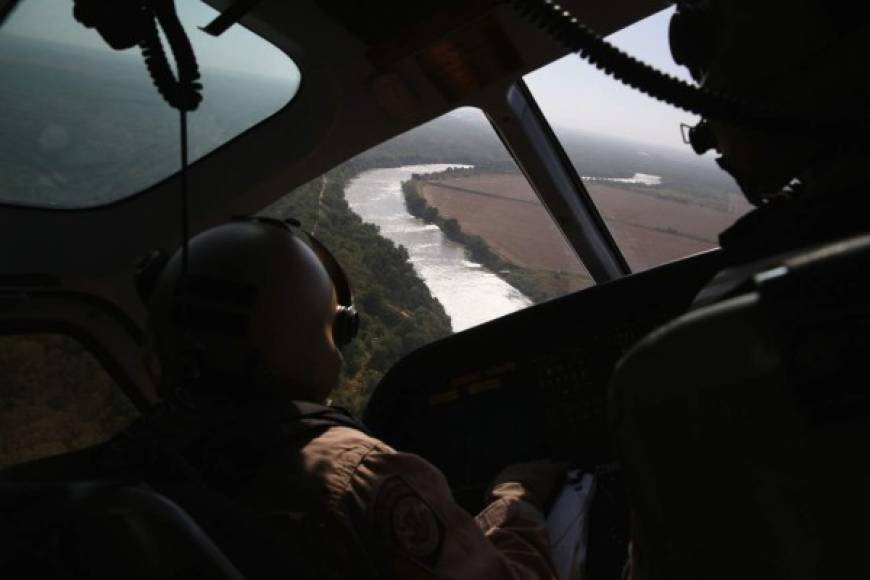 Pilotos de EUA sobrevuelan el Río Grande a la altura de San Isidro, Texas