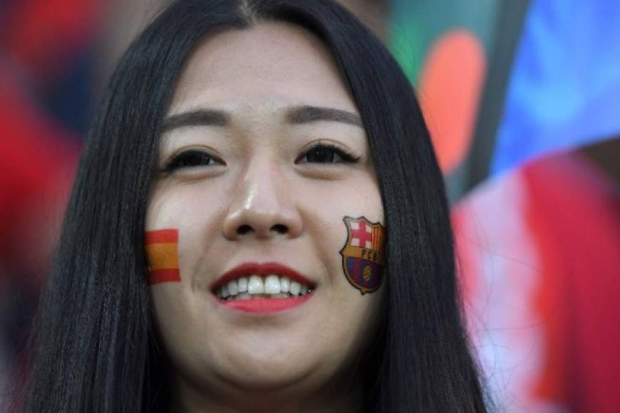 Esta aficionada a La Roja llegó con la bandera del Barcelona y la de España pintada en la cara.