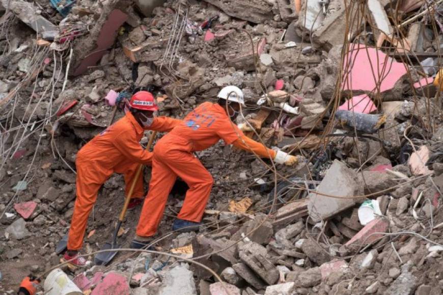 Unas 6,900 personas, algunas de las cuales fueron sacadas de los montones de escombros, resultaron heridas por los temblores. Las autoridades han hecho un llamamiento a donantes de sangre.