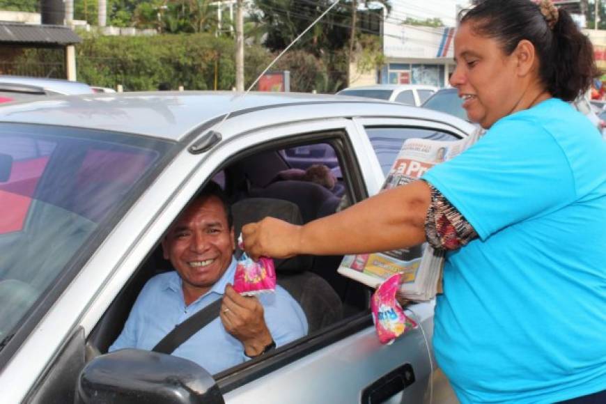 Este sampedrano reaccionó satisfecho al recibir el detergente.