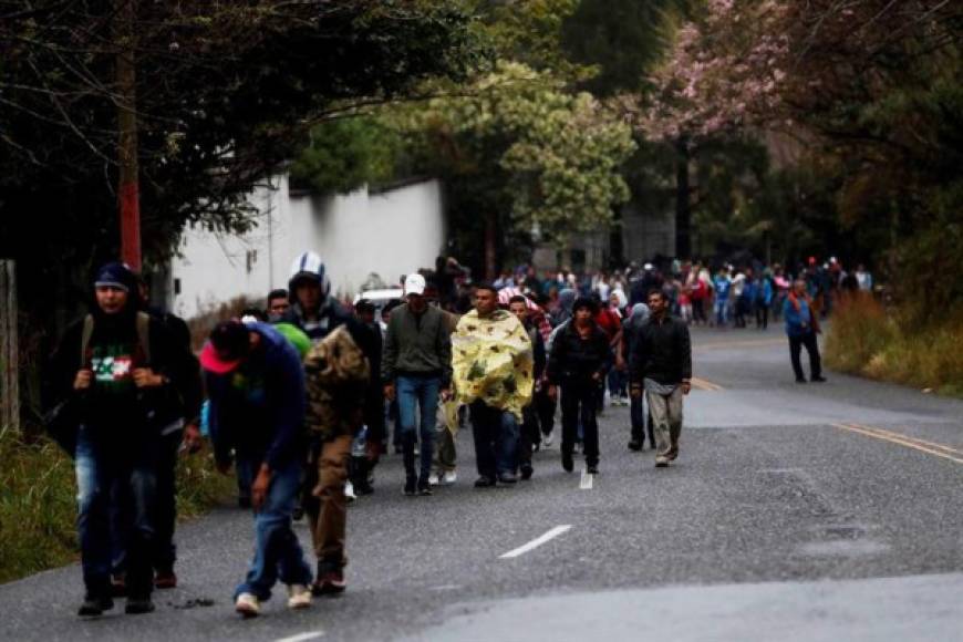 Los albergues en Esquipulas regalaron pan con café a los migrantes que salieron esta madrugada de esa ciudad.