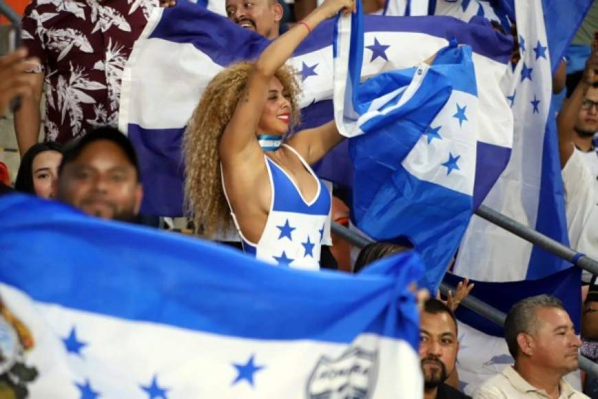 Con la bandera de Honduras bien alto animando al equipo de todos.