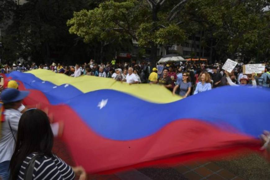 La marcha opositora también respaldó el ultimátum que vence el domingo dado a Maduro por varios países europeos para que acepte 'elecciones libres' so pena de reconocer al opositor como presidente encargado.