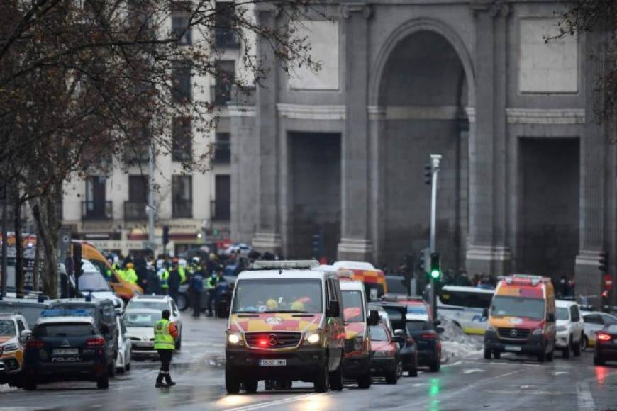 Vehículos de emergencias llegaron a la zona, llena de escombros, y los servicios de emergencias médicas levantaron una carpa amarilla para atender a los heridos de la explosión que causó terror en los vecinos. Foto AFP