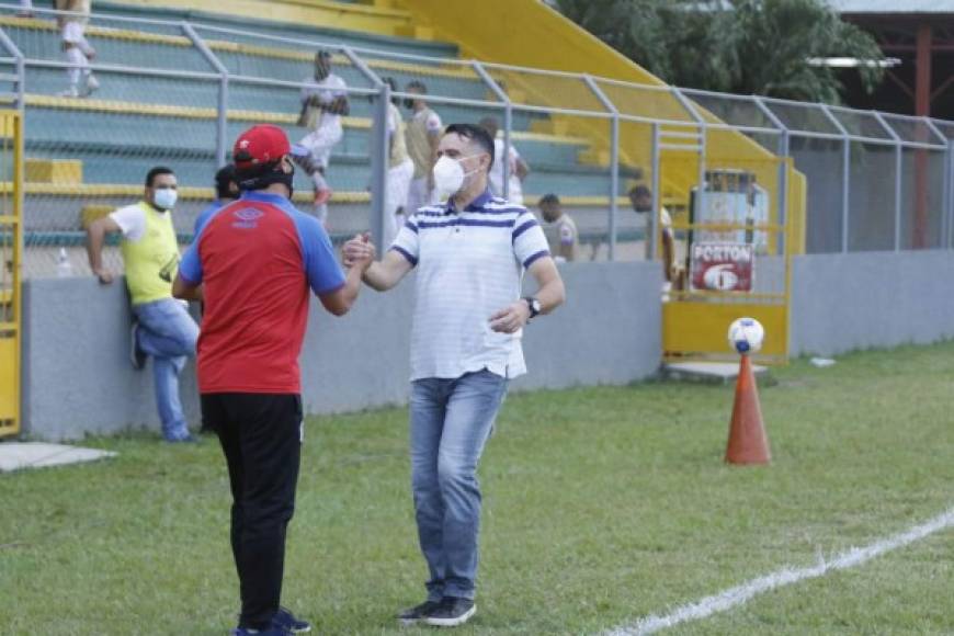 Los entrenadores Fernando Araújo y Pedro Troglio mostraron su cordialidad al saludarse previo el pitazo inicial del juego que finalizó empatado 0-0 entre Honduras Progreso vs Olimpia.