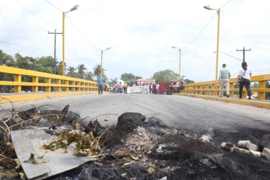 Los manifestantes quemaron llantas en el puente a fin de evitar la circulación de vehículos y personas.