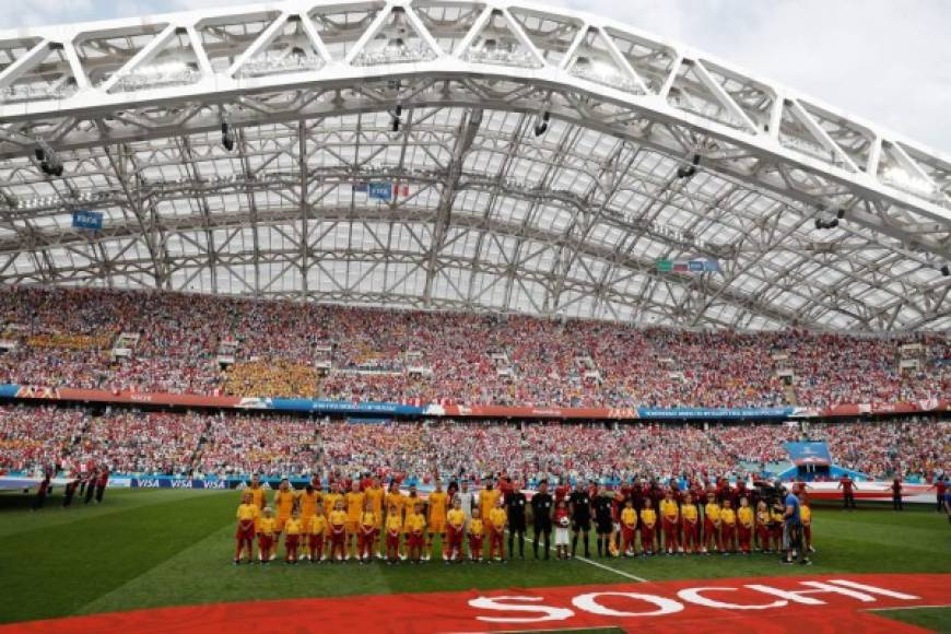 Los actos protocolares antes del inicio del partido entre Australia y Perú. Foto AFP
