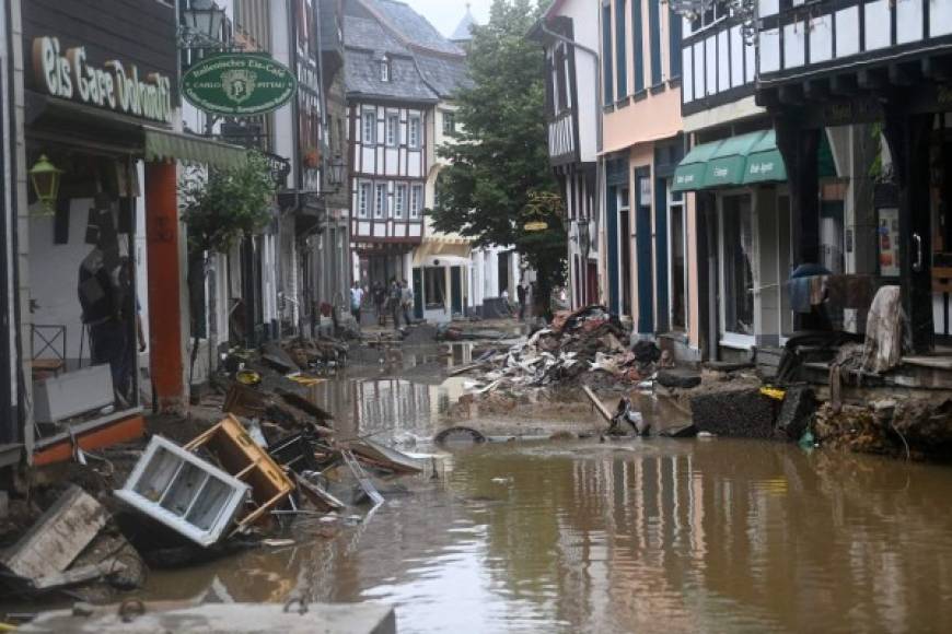 Las intensas lluvias sorprendieron a los habitantes y algunos quedaron atrapados por las riadas y desbordamientos de ríos, que sembraron desolación y miedo a su paso. Además de Alemania y Bélgica, Luxemburgo, Holanda y Suiza también sufrieron importantes percances materiales.