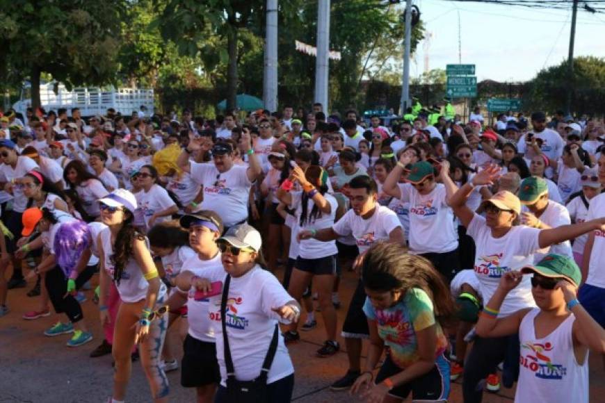 La música entusiasmó a los participantes del Colorun 2014.