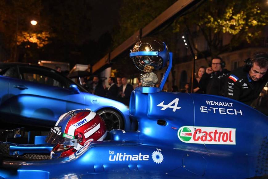 Así llegó el Balón de Oro al Theatre du Chatelet de Paris, montado en un coche de Fórmula 1. ¿Quién era el piloto?