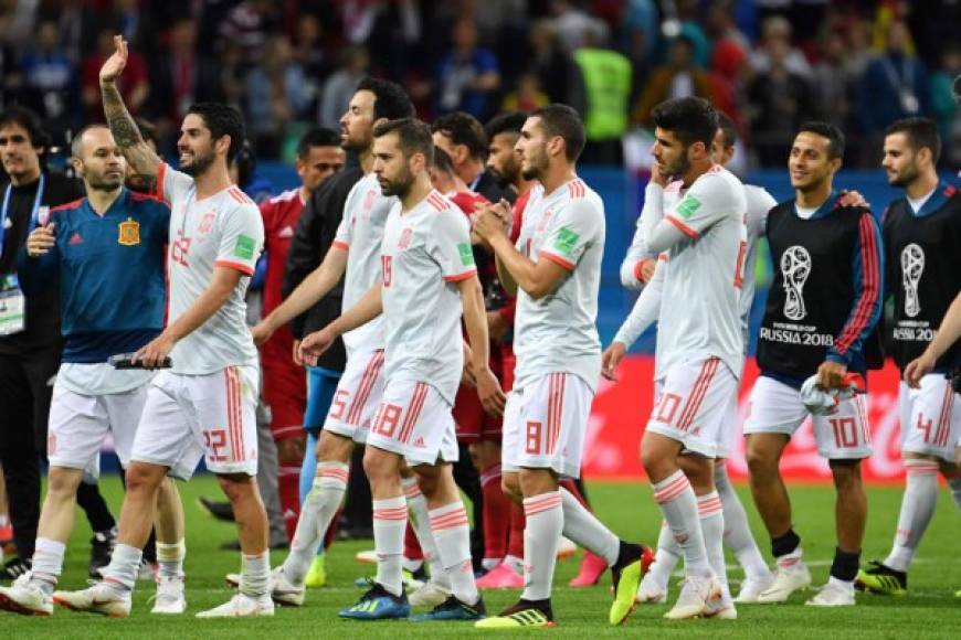 Los jugadores españoles celebrando la victoria al final del partido. Foto AFP