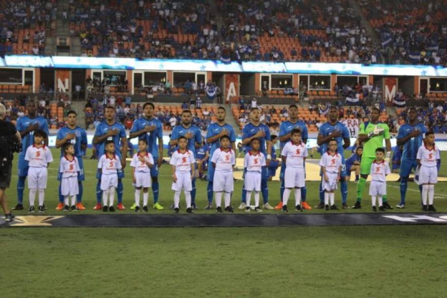 Los jugadores de la selección hondureña entonando el himno nacional.