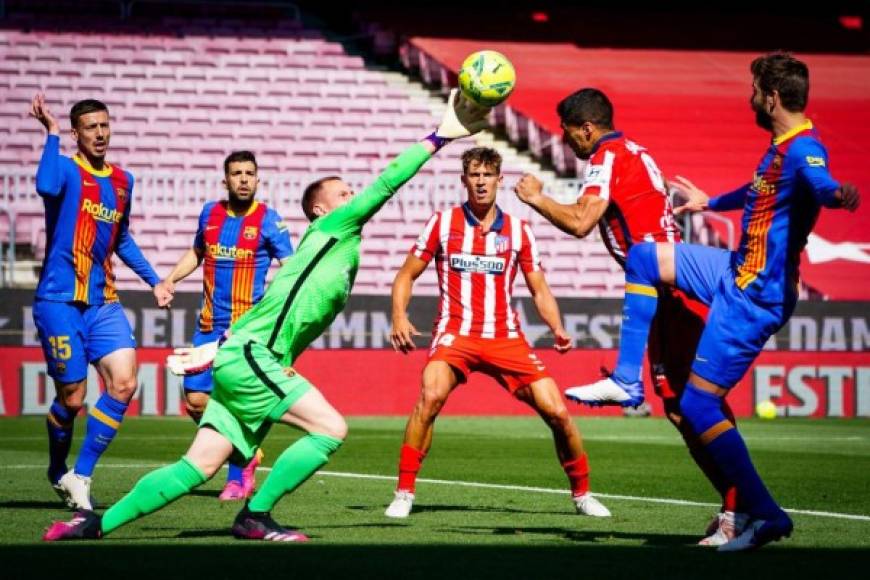 El portero alemán tocó primero el balón y Piqué llegó a incomodar al uruguayo.