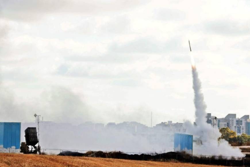 Israel's Iron Dome aerial defence system is launched to intercept a rocket launched from the Gaza Strip, above the southern Israeli city of Ashkelon, on May 17, 2021. (Photo by ahmad gharabli / AFP)