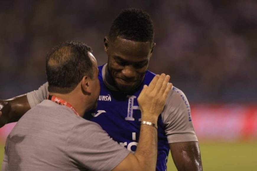 Maynor Figueroa saludando a Carlos Velasco, preparador físico de Chile.