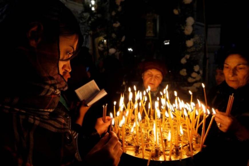 Georgia. <br/>Velas para San Jorge. Ortodoxos encienden velas durante una misa con motivo de la celebración del Día de San Jorge en Tiflis.