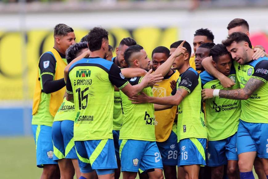 Omar Elvir celebrando con sus compañeros el gol de tiro libre que puso a ganar a los Potros del Olancho FC.