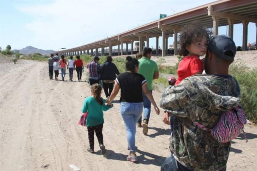 Tras cruzar el río, las familias buscan a los agentes fronterizos para entregarse y solicitar asilo.