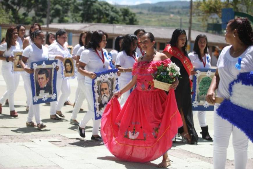 Los próceres nacionales fueron honrados también por las reclusas.