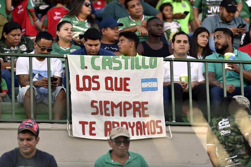 El apoyo de estos aficionados al jugador verdolaga Isaac Castillo.