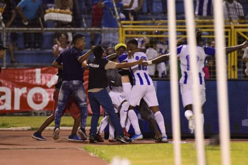 Jugadores y aficionados se abrazan para celebrar el gol de Jonathan Rubio.
