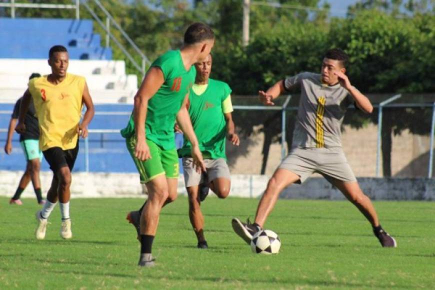 César Zelaya (derecha) está haciendo la pretemporada con el Social Sol de la Segunda División de Honduras buscando convencer al cuerpo técnico para quedarse.
